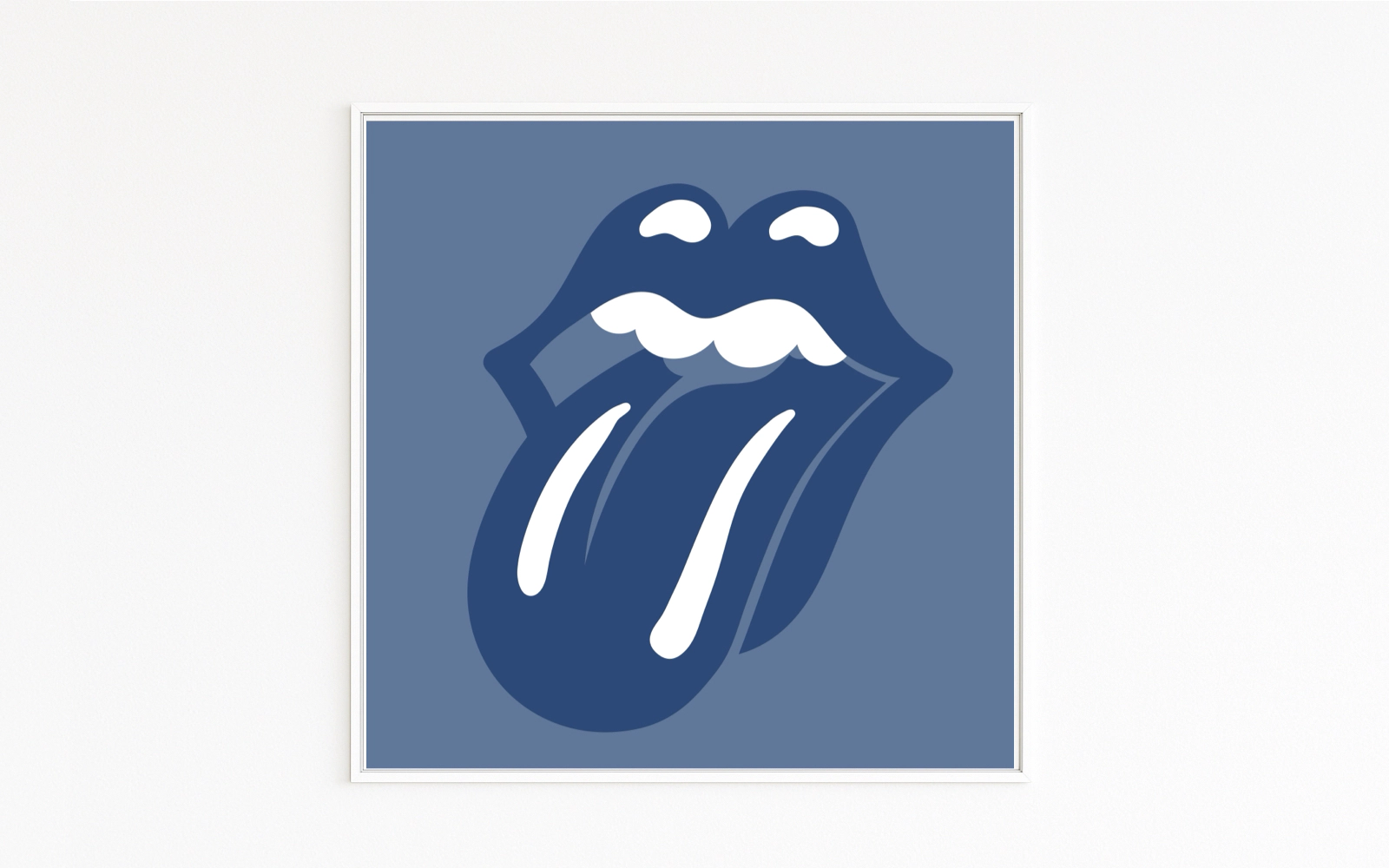 STONES zeigt das legendäre „Tongue and Lips“-Motiv in kräftigen Blautönen: minimalistisch reduzierte Lippen mit Zunge, klare Weißakzente. Eine grafische Hommage an Rock’n’Roll und zeitlose Popkultur.