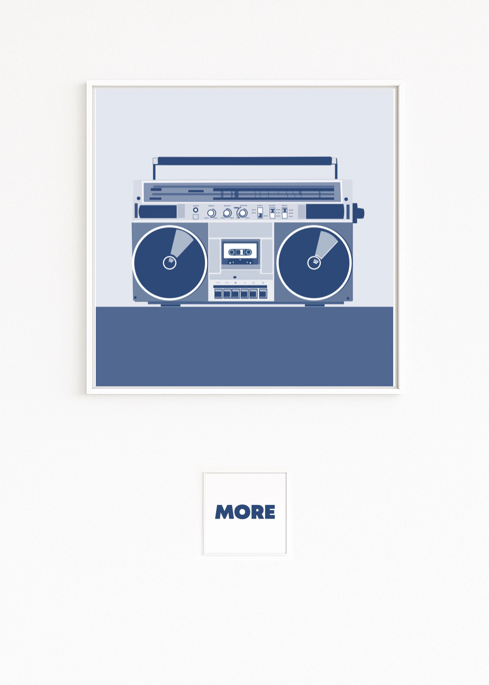 GHETTOBLASTER zeigt eine ikonische 80er-Boombox in kräftigem Blau: Kassettendeck, Radio, Regler, große Speaker. Symbol urbaner Jugendkultur, Rap und Breakdance, minimalistisch.