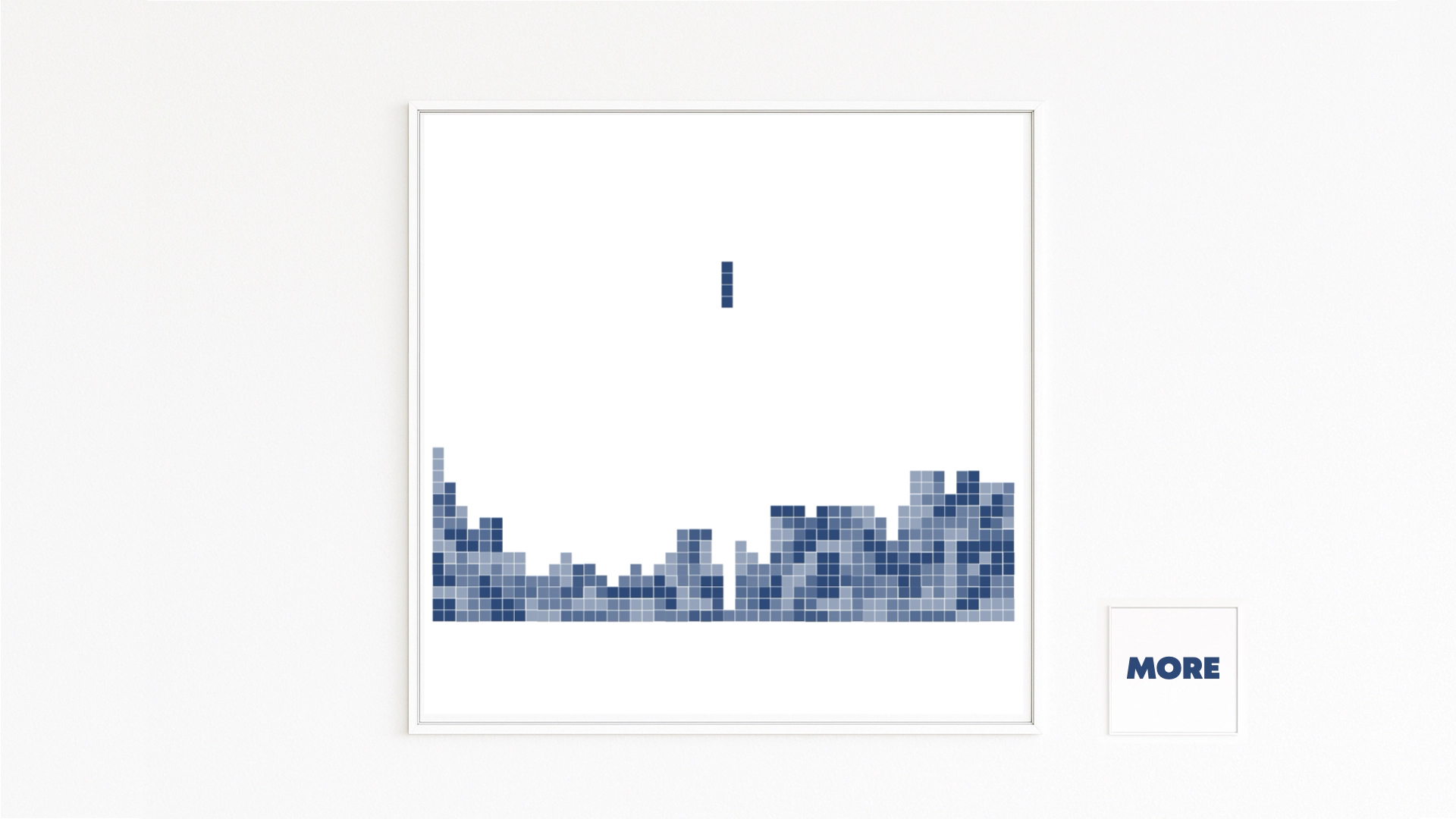 TETRIS zeigt einen herabfallenden Block über einer gestapelten Pixel-Skyline in Blautönen. Ein Moment zwischen Entscheidung, Bewegung und Möglichkeit – Nostalgie trifft auf Systematik und klare Struktur.