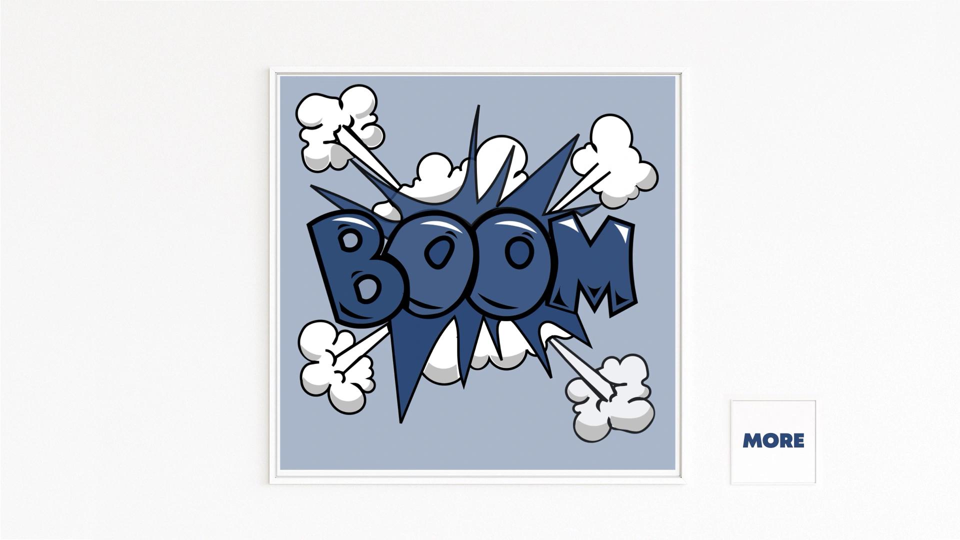 COMIC ART zeigt das Wort „BOOM“ in sattem Blau, umgeben von weißen Rauchwolken und dynamischen Strahlen. Pop-Art/Comic-Ästhetik mit starken Konturen, Humor und pointierter Dramatik.