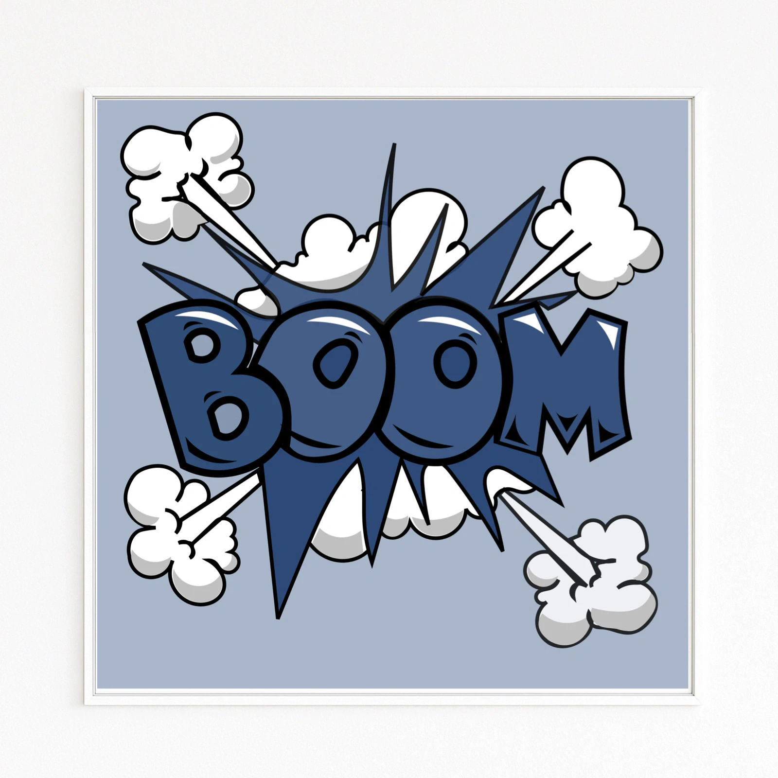 COMIC ART zeigt das Wort „BOOM“ in sattem Blau, umgeben von weißen Rauchwolken und dynamischen Strahlen. Pop-Art/Comic-Ästhetik mit starken Konturen, Humor und pointierter Dramatik.
