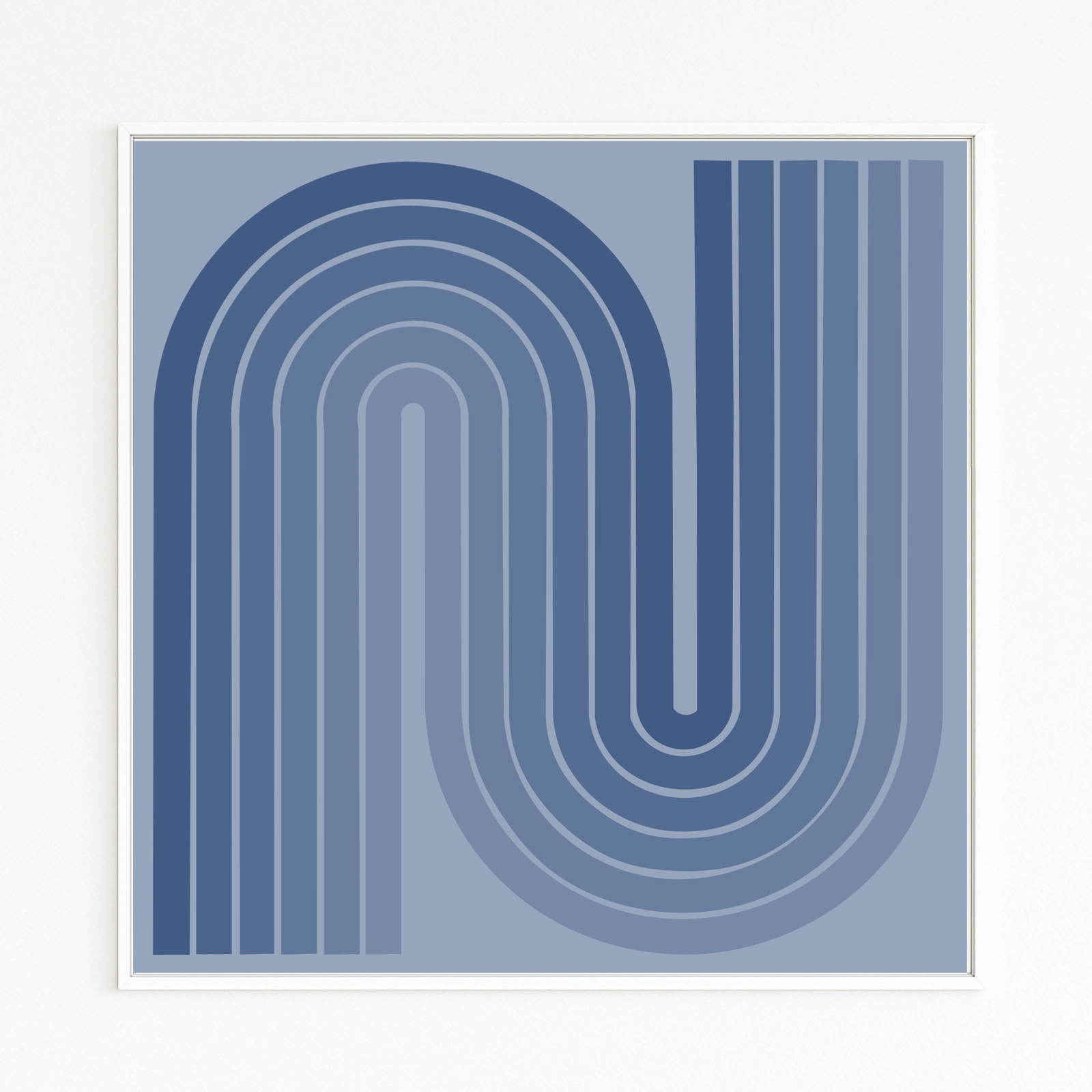 STRECKE zeigt parallele Bahnen in Blautönen, die in einer U-Form wenden – Rhythmus zwischen Tempo und Ruhe. Direkt kaufen: Hahnemühle Fine Art, Alu-Dibond, weißer Holzrahmen mit Schattenfuge.