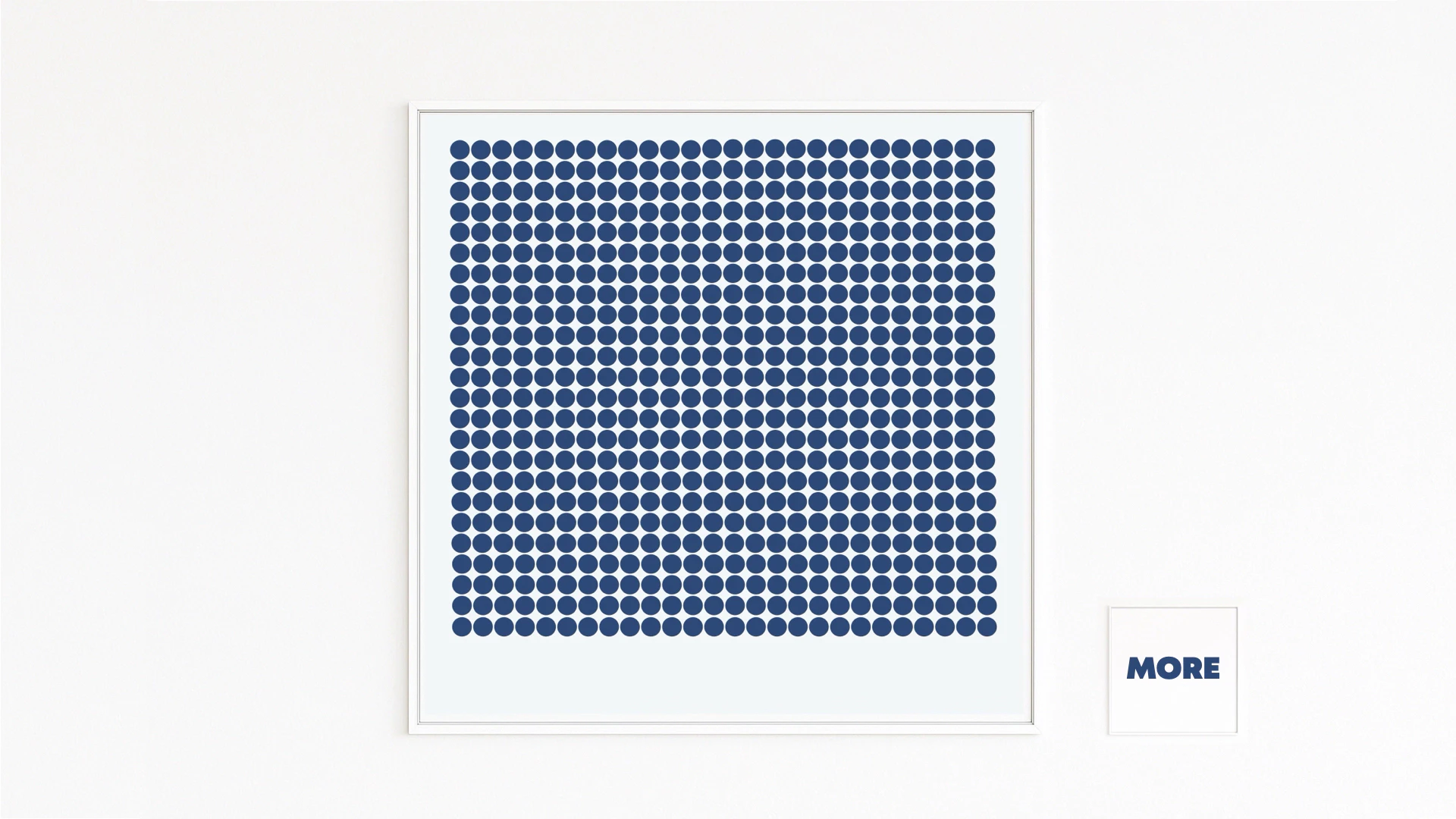 ANORDNUNG zeigt ein Quadrat aus hunderten identischen blauen Kreisen im präzisen Raster; minimalistische Ordnung und Wiederholung. Fine-Art-Print auf Hahnemühle, Alu-Dibond, weiß gerahmt mit Schattenfuge.