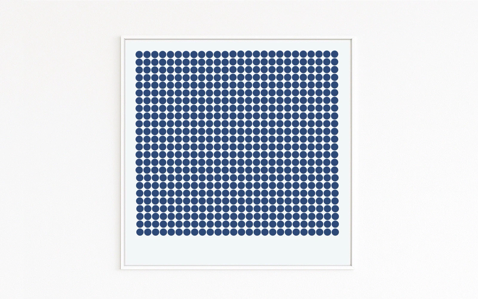 ANORDNUNG zeigt ein Quadrat aus hunderten identischen blauen Kreisen im präzisen Raster; minimalistische Ordnung und Wiederholung. Fine-Art-Print auf Hahnemühle, Alu-Dibond, weiß gerahmt mit Schattenfuge.
