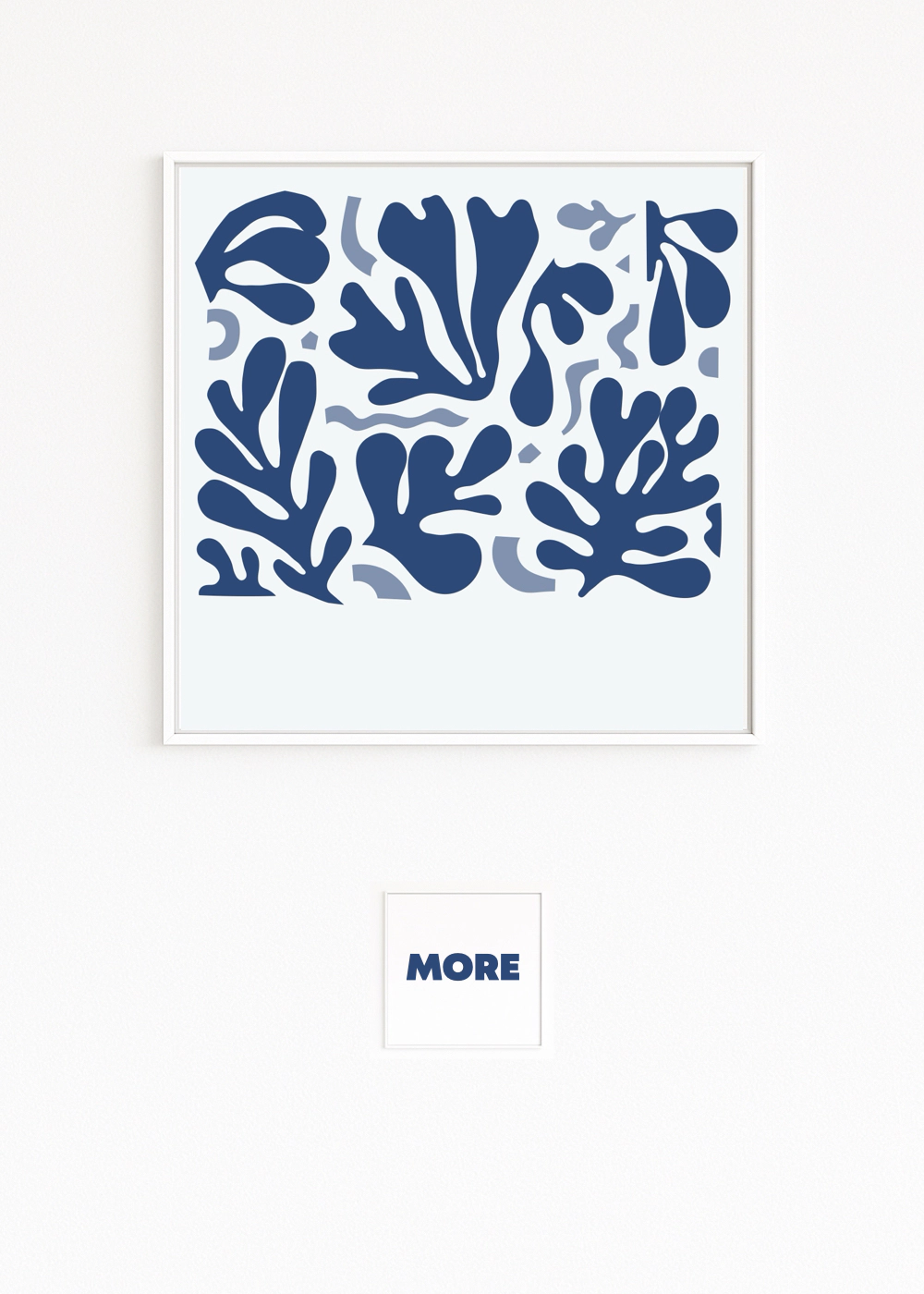 MATISSE zeigt abstrahierte, pflanzenähnliche Scherenschnitt-Formen in monochromem Blau auf hellem Grund; rhythmische, moderne Komposition. Fine-Art-Print auf Hahnemühle, Alu-Dibond, weiß gerahmt mit Schattenfuge.