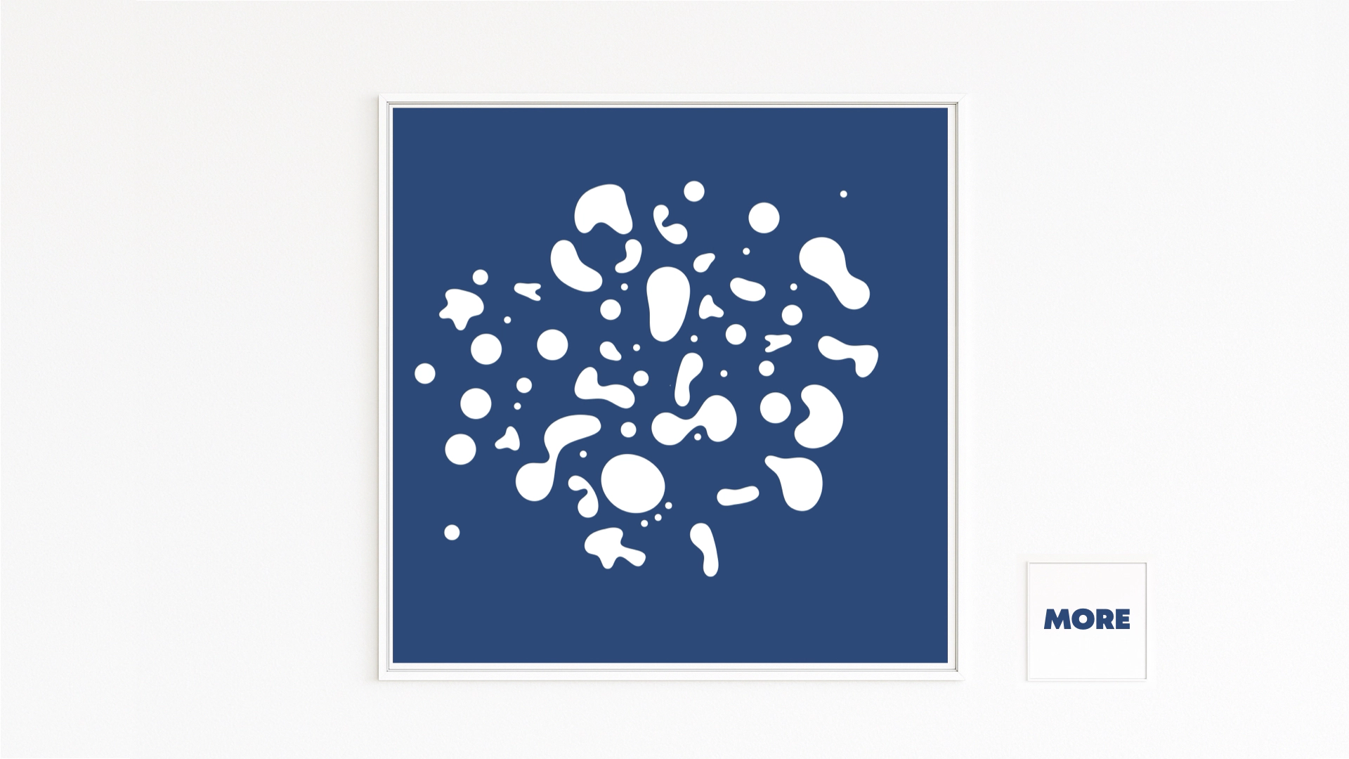 TROPFEN Weiße, organische Tropfen/Spritzer auf tiefblauem Grund, minimalistisch und grafisch; Fine-Art-Print auf Hahnemühle, Alu-Dibond, weiß gerahmt mit Schattenfuge.