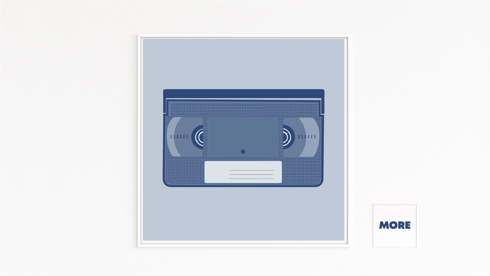 VHS: stilisierte blaue Videokassette im 90er-Stil, präzise reduziert, Rasterflächen, Nostalgie Videothek. Fine Art Print auf Hahnemühle, kaschiert auf Alu-Dibond, weiß gerahmt mit Schattenfuge. Nur Online erhältlich.