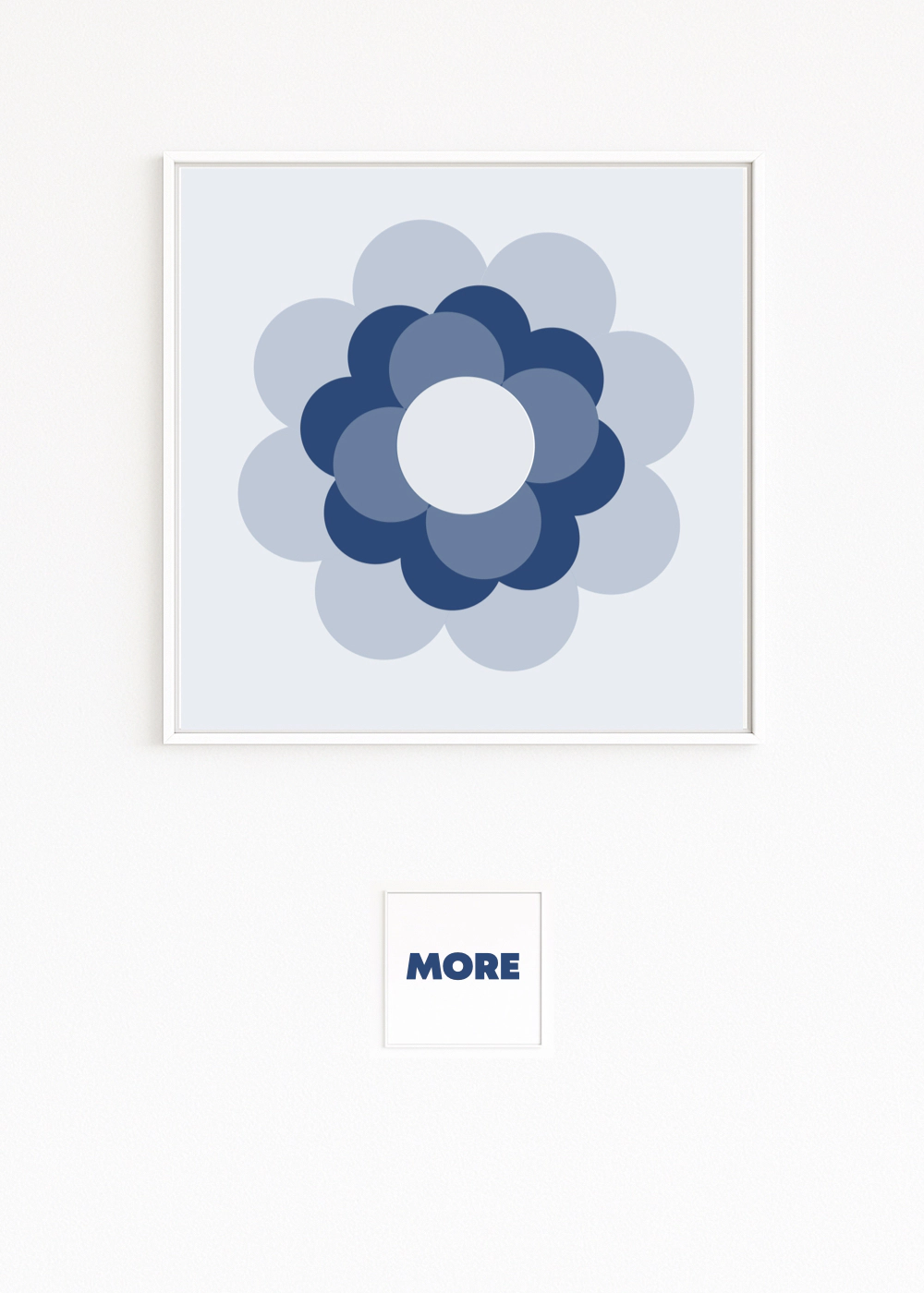 PRIL BLUME: stilisierte Retro-Blume der 70er in Blautönen mit heller Mitte, grafisch reduziert. Popkultur, Nostalgie, Design-Ikone als Fine Art Print auf Hahnemühle, kaschiert auf Alu-Dibond, weiß gerahmt mit Schattenfuge.