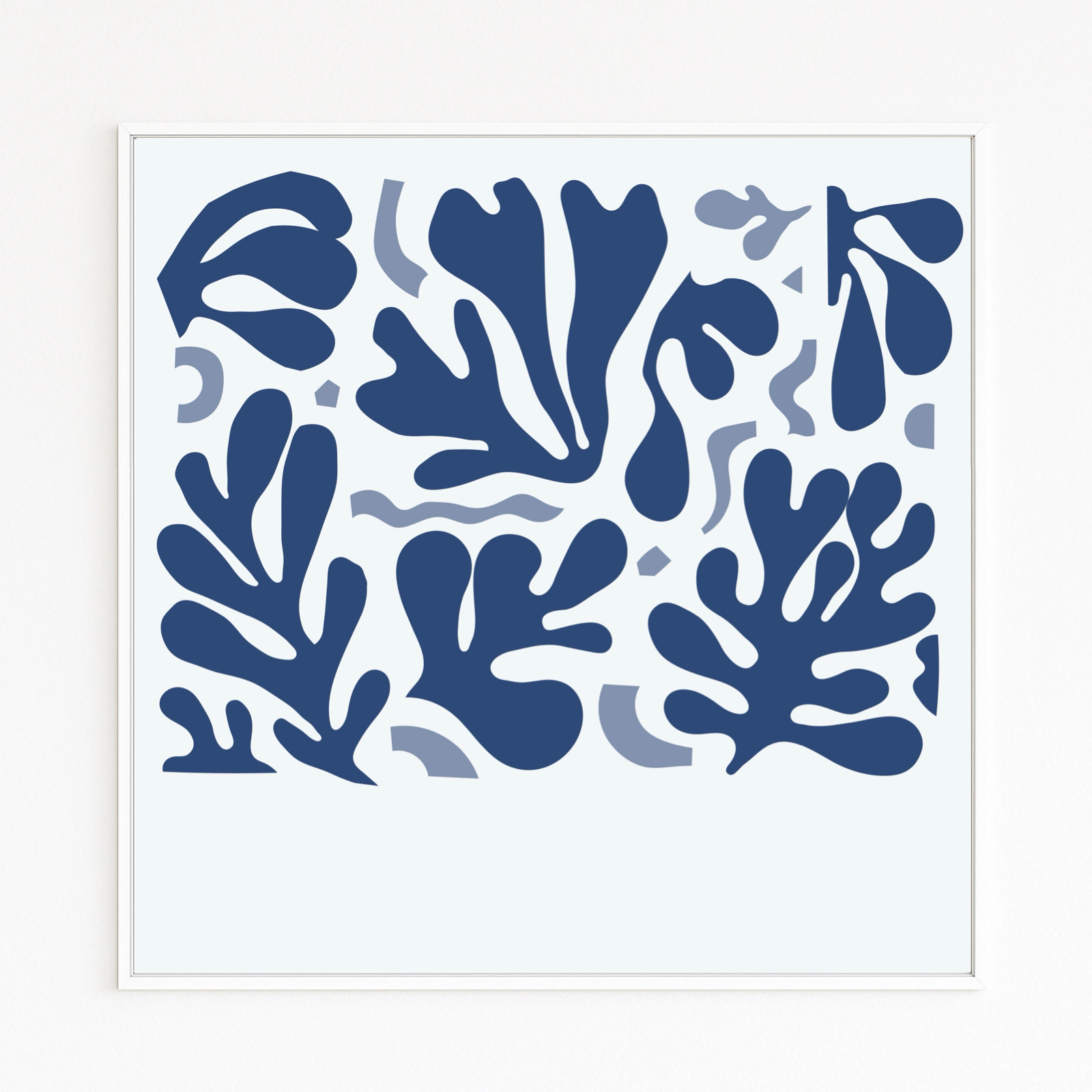 MATISSE zeigt abstrahierte, pflanzenähnliche Scherenschnitt-Formen in monochromem Blau auf hellem Grund; rhythmische, moderne Komposition. Fine-Art-Print auf Hahnemühle, Alu-Dibond, weiß gerahmt mit Schattenfuge.