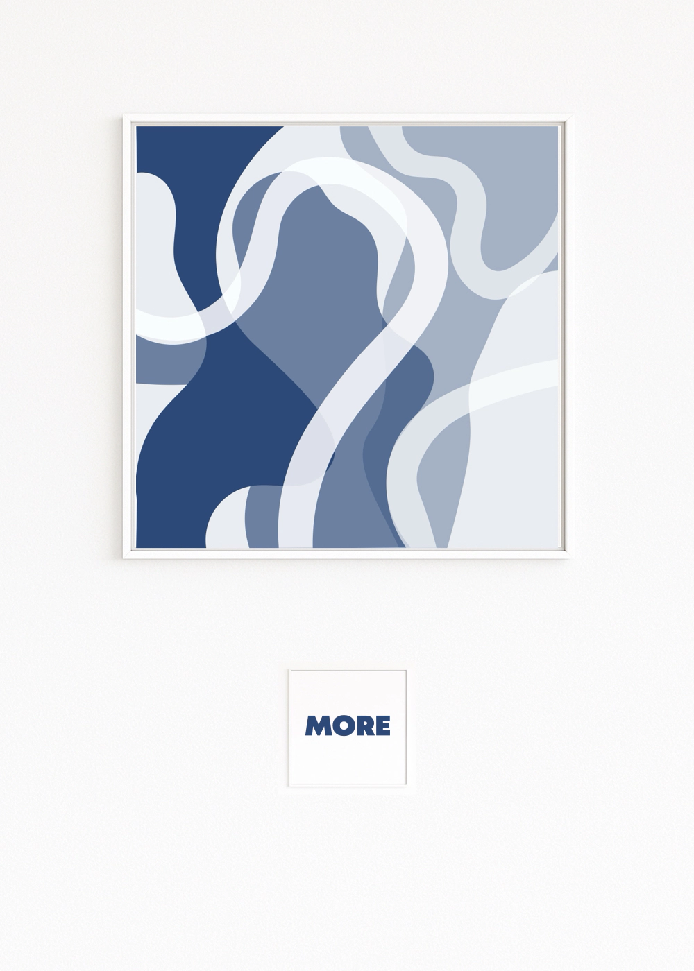 FLUSSLAUF, Abstrakte, organische Flussformen in Blau und Weiß mit verschlungenen Linien und räumlicher Tiefe; Fine-Art-Print auf Hahnemühle, Alu-Dibond, weiß gerahmt.