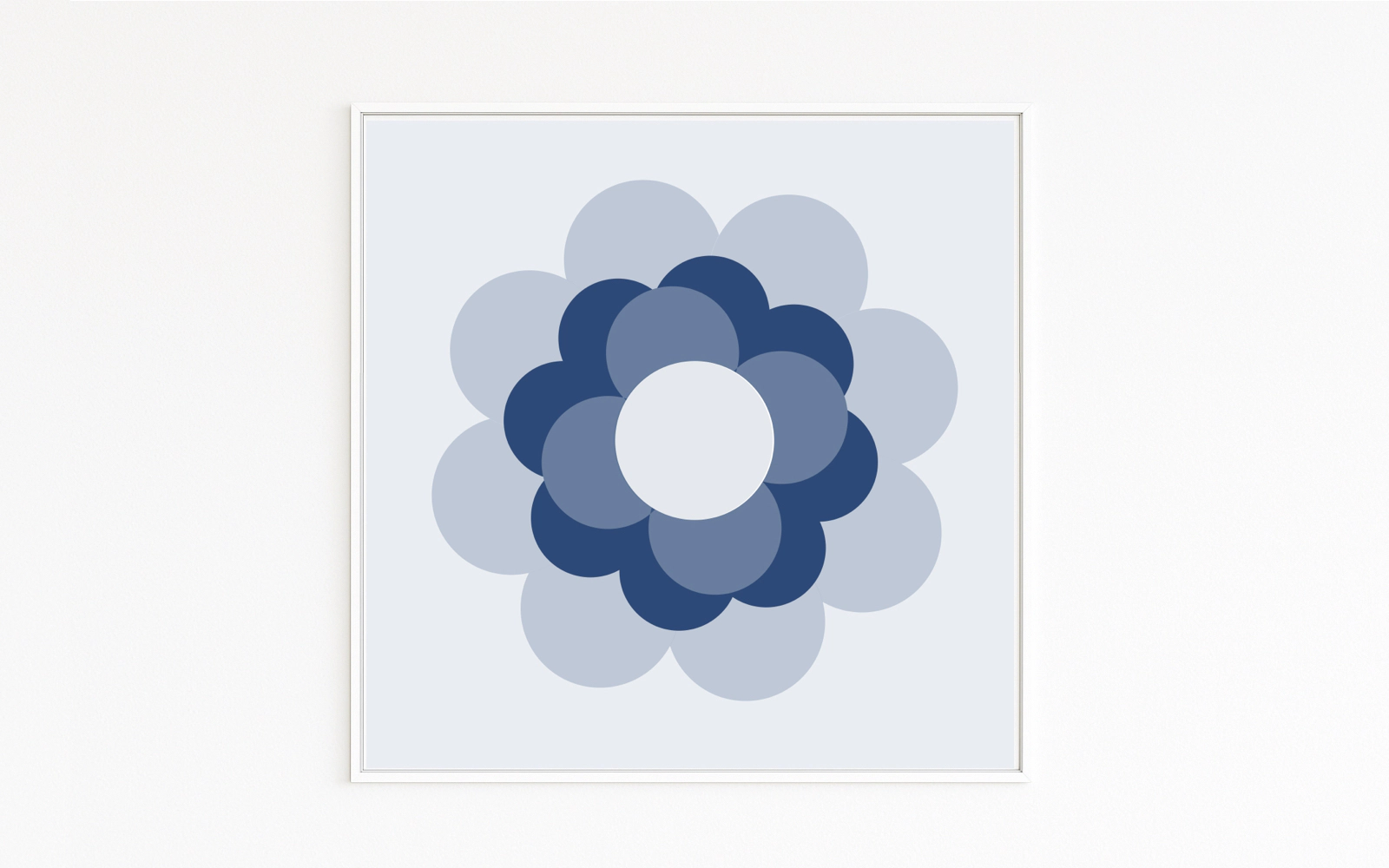 PRIL BLUME: stilisierte Retro-Blume der 70er in Blautönen mit heller Mitte, grafisch reduziert. Popkultur, Nostalgie, Design-Ikone als Fine Art Print auf Hahnemühle, kaschiert auf Alu-Dibond, weiß gerahmt mit Schattenfuge.