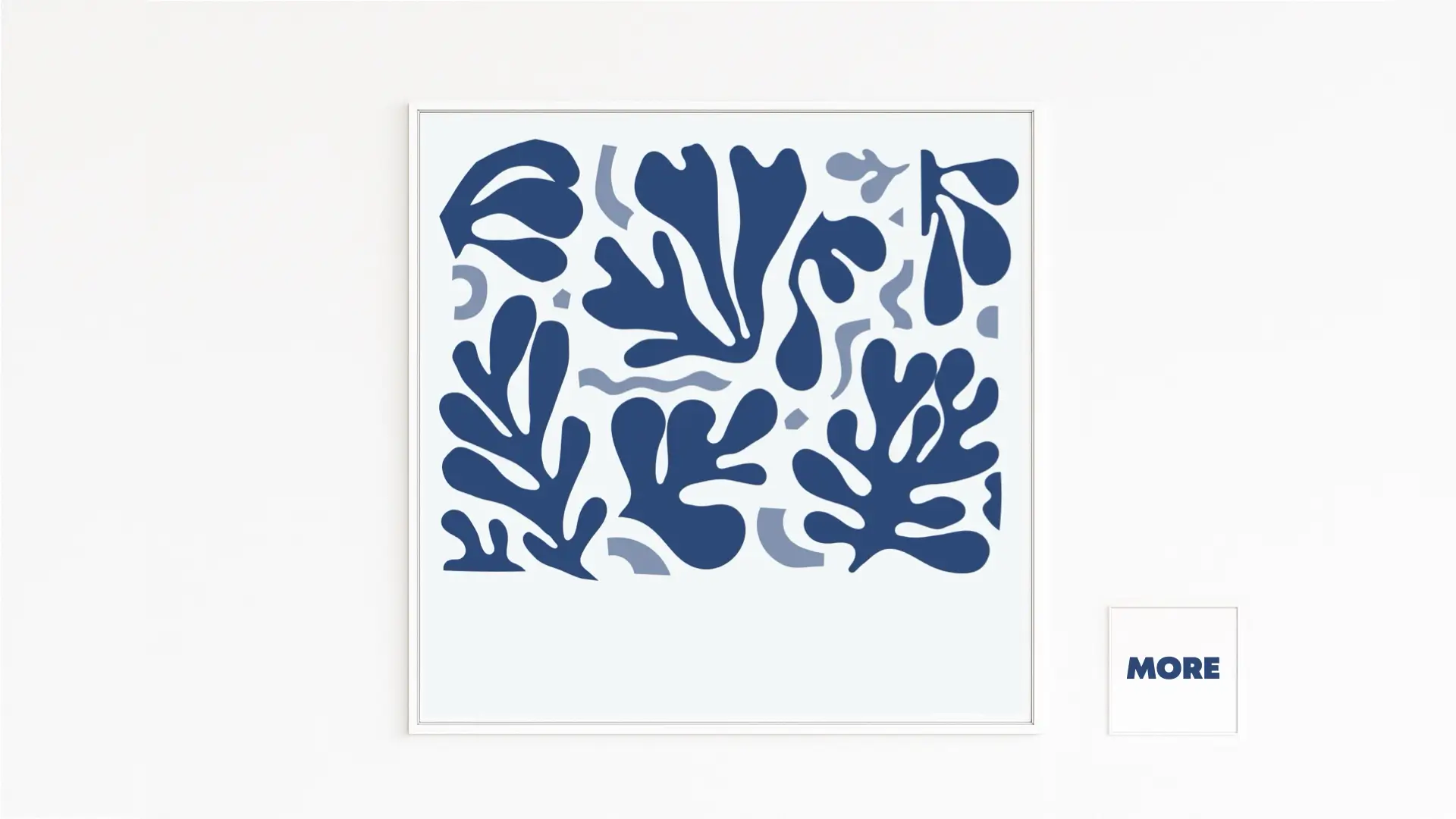 MATISSE | Henri Matisse zeigt reduzierte, minimalistische, abstrahierte, pflanzenähnliche Scherenschnitt-Formen in monochromem Blau auf hellem Grund | Rhythmische, moderne Komposition | Exklusiver Fine-Art-Print auf Hahnemühle Fine Art, 2 mm Alu-Dibond, weiß gerahmt mit Schattenfuge | Nur online zu bestellen