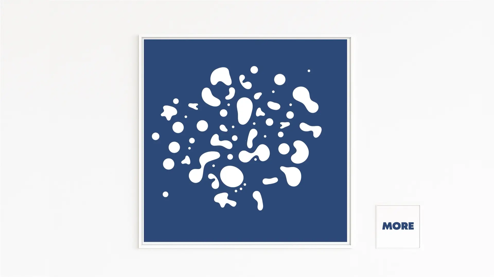 TROPFEN Weiße, organische Tropfen | Spritzer auf tiefblauem Grund, minimalistisch und grafisch; Fine-Art-Print auf Hahnemühle, Alu-Dibond, weiß gerahmt mit Schattenfuge.