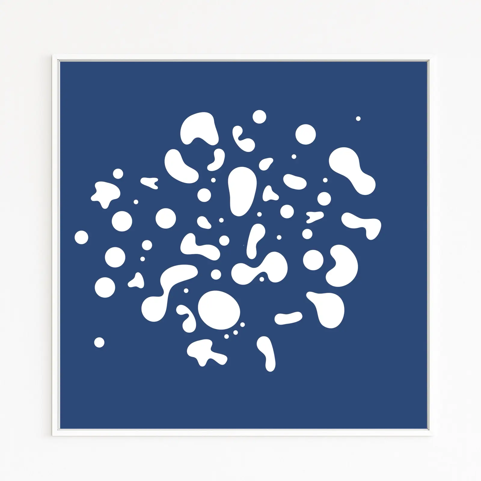 TROPFEN Weiße, organische Tropfen | Spritzer auf tiefblauem Grund, minimalistisch und grafisch; Fine-Art-Print auf Hahnemühle, Alu-Dibond, weiß gerahmt mit Schattenfuge.